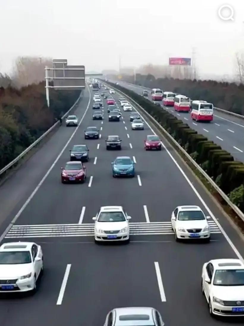 分心驾驶的本质是感知能力的瓦解。视线离开道路2秒，事故概率翻倍。这转瞬之间，你可