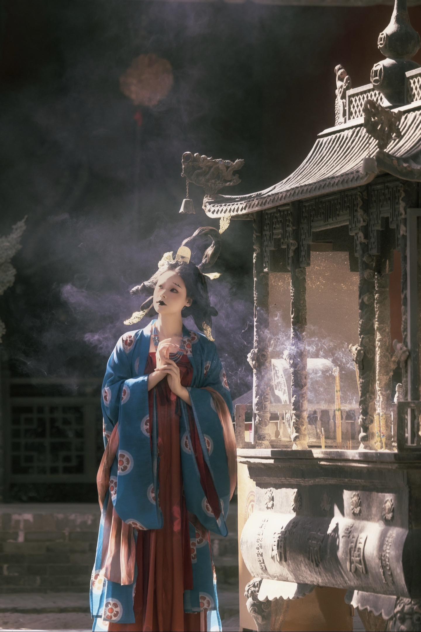 “她所在的时代就如同将熄的香火” “步摇金钗，绸缎滑，珠翠响，却难掩国...