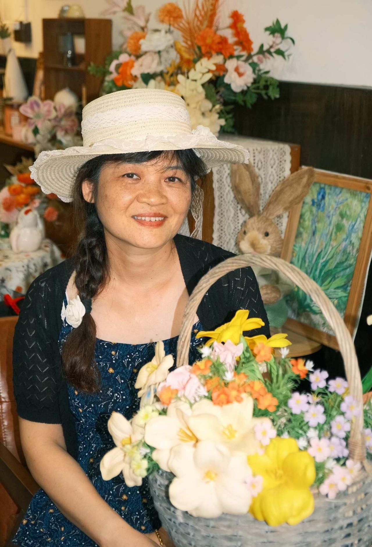 脸上有时光留下的痕迹～
但眼里依旧保有少女感。
50岁，不是褪色，是沉淀过后的从