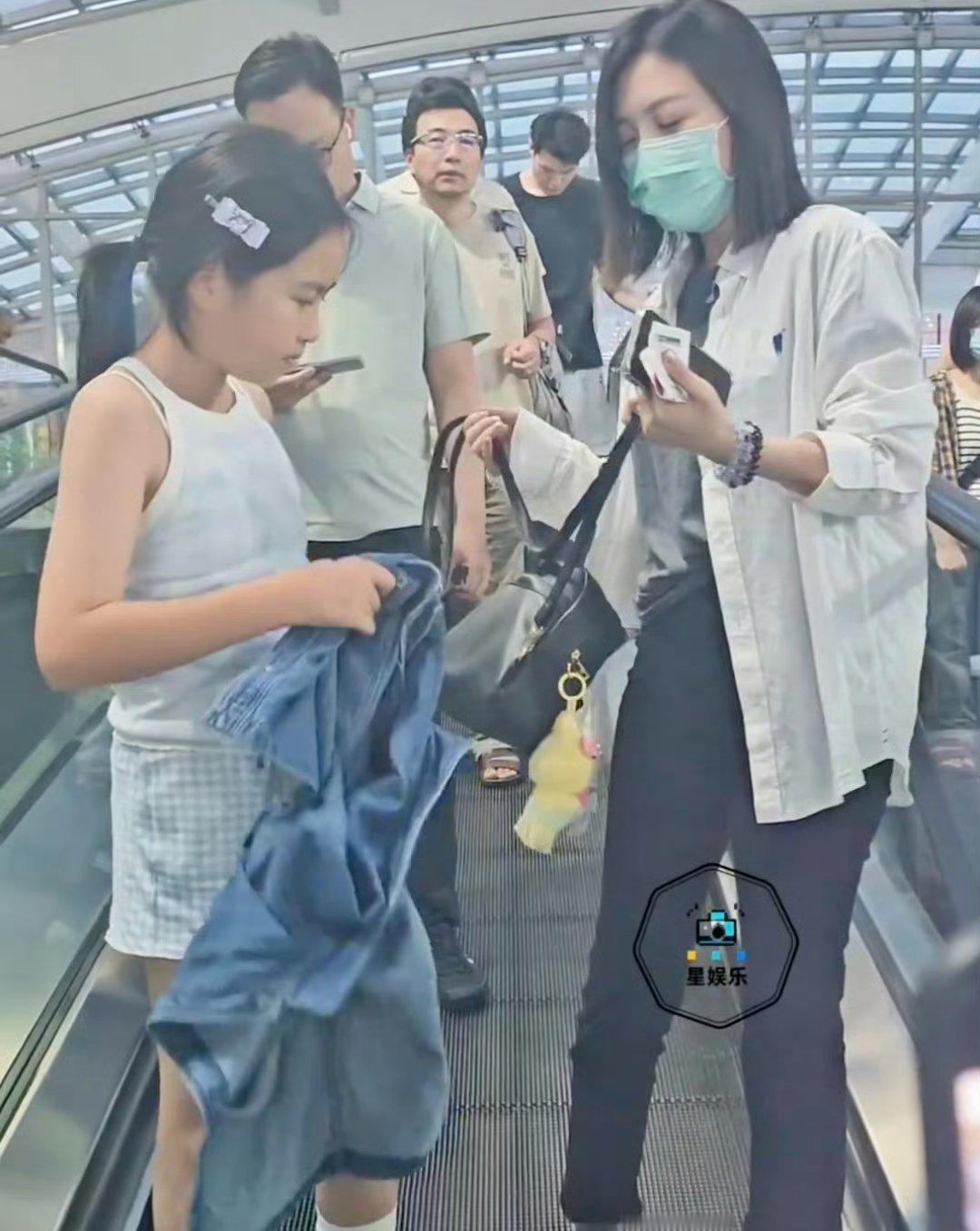 饺子是长的真快啊，当年看她还是抱手上的，就这么高了！真的从小到大面相都很好，像妈