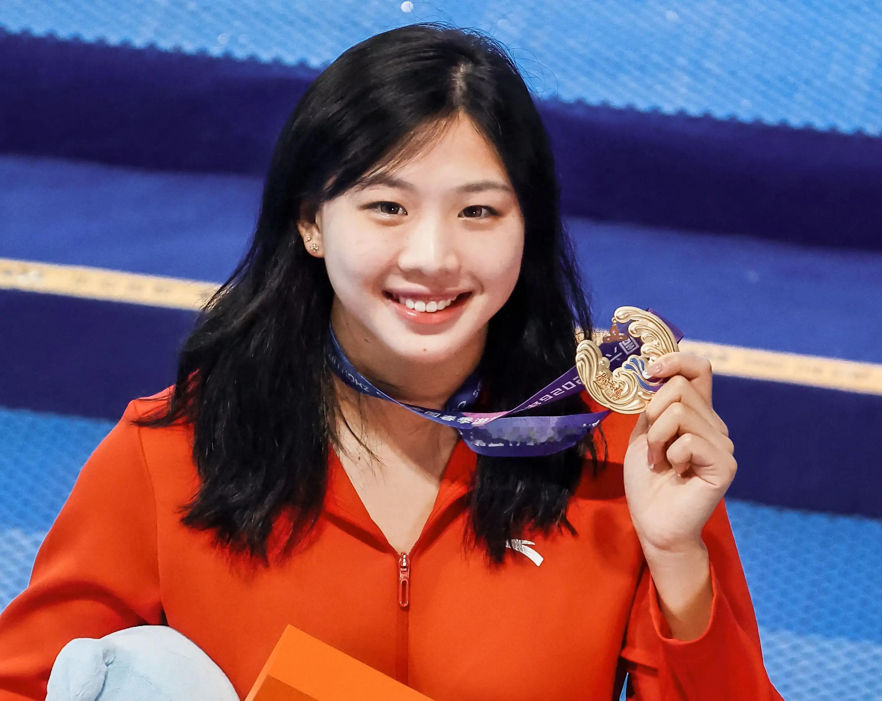 唐钱婷回国计划快速考驾照唐钱婷回国机场路透三金王回国，第一件事竟是考驾照。泳池里