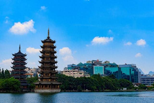 父亲出轨执意离婚，高三儿子冷静提出四个条件，父亲当场闭嘴