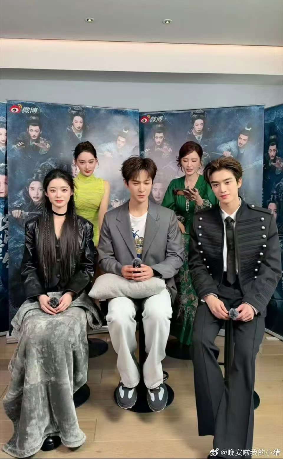 李昀锐冰湖重生追剧团造型李昀锐追剧团灰西装造型李昀锐追剧团灰西装造型，一会儿见咯