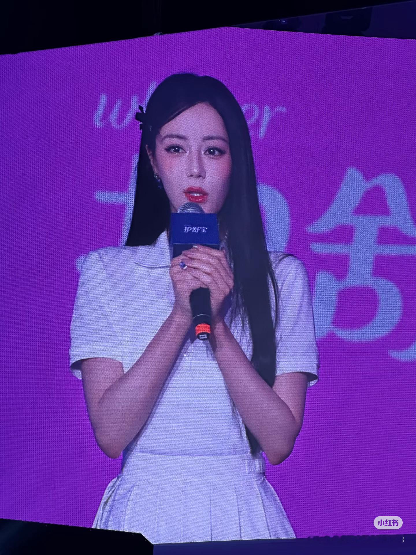 迪丽热巴今晚直播造型，清纯学姐 ​​​