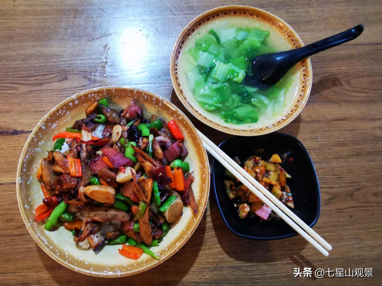 晒出每日美食牛肝菌炒饭