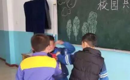 “这就校园霸凌的下场！”北京，一小学生遭遇同学校园霸凌，父亲得知后，怒而在放学后