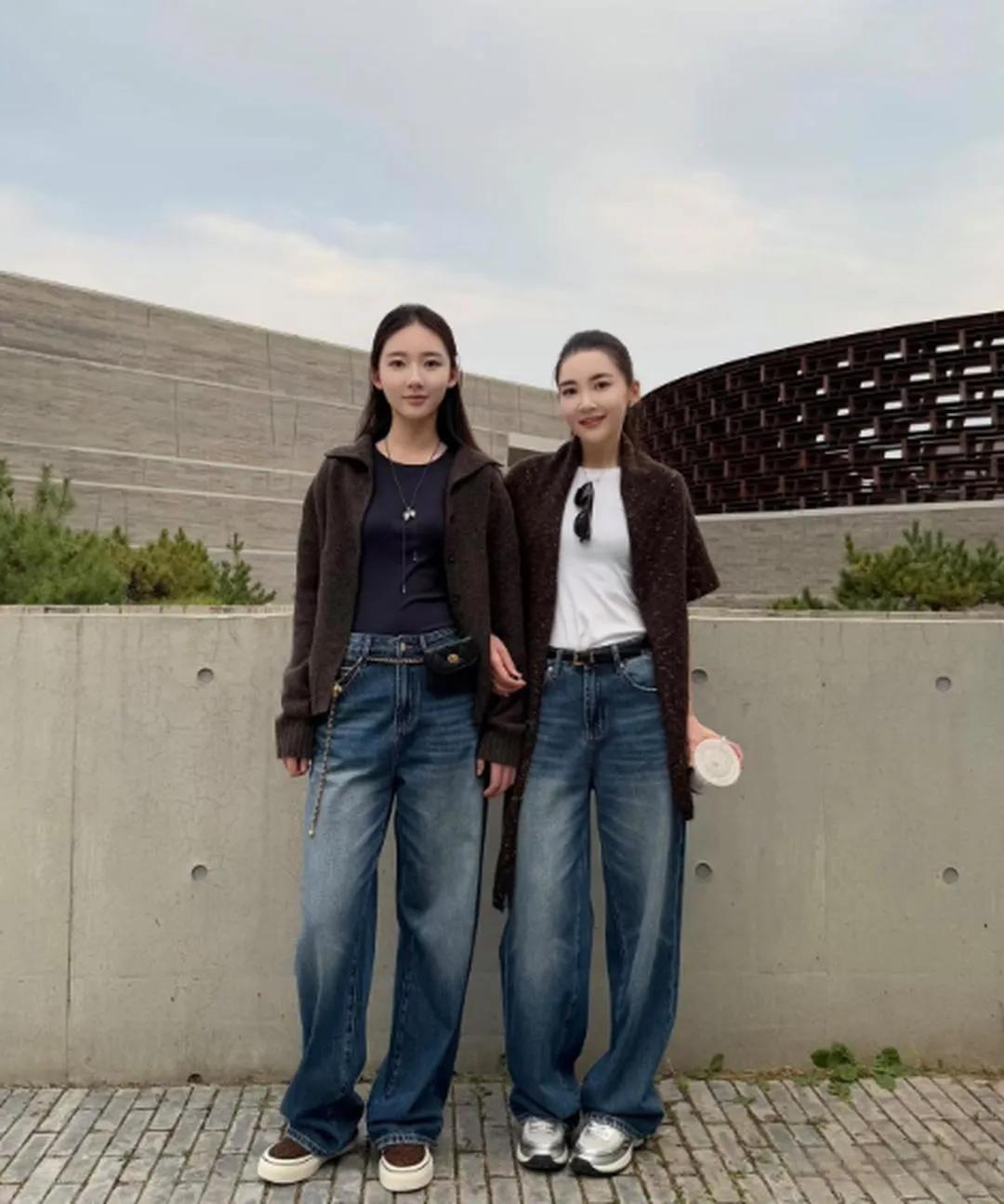 16岁的女儿和38岁的妈妈站在一起，不仔细看还以为是姐妹俩呢，这大概就是早婚独有