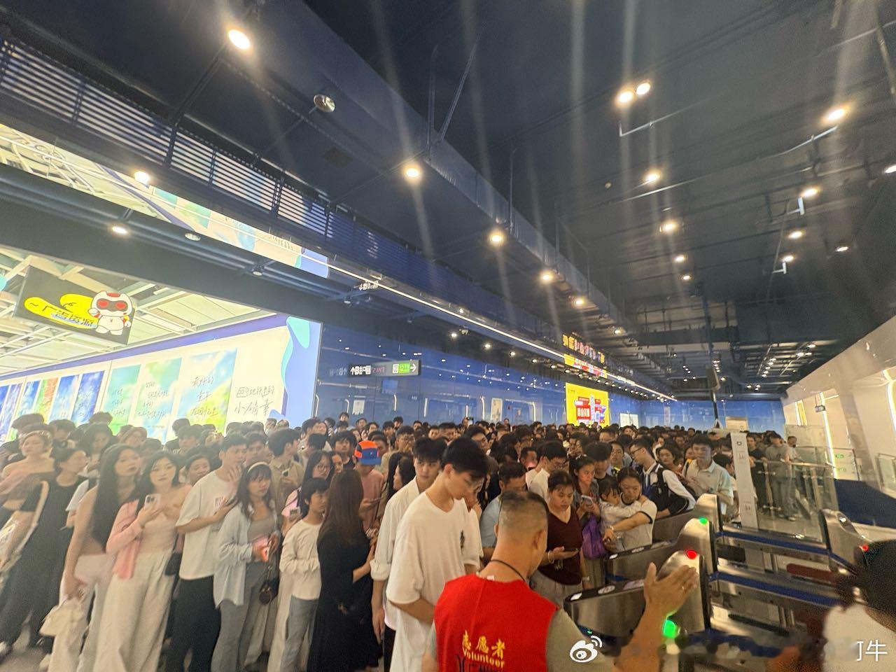 广州地铁 网友：2026年5月1日，周五，五一假期第一天 广州晴。图一为21:4