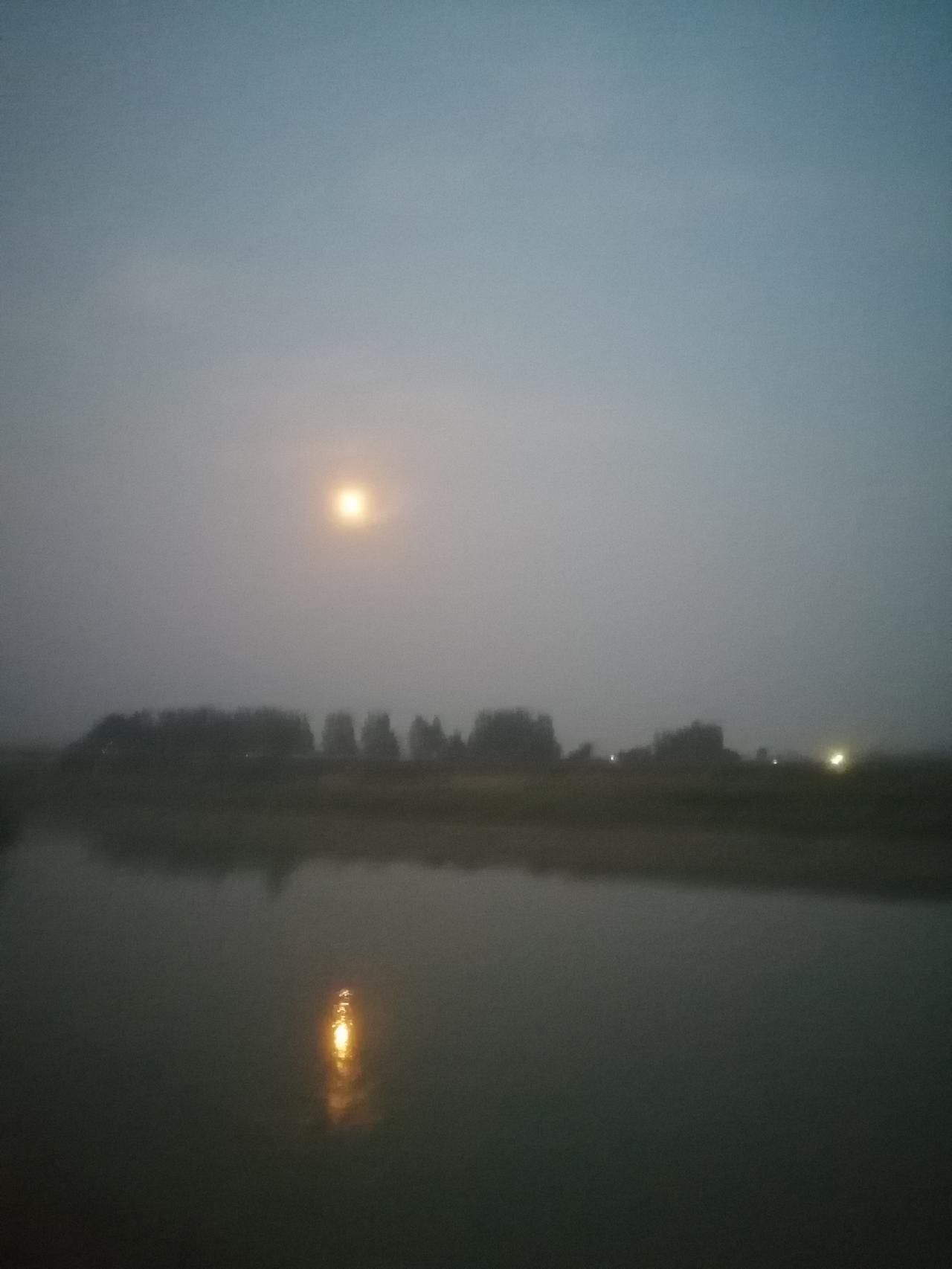 分享一张你今日拍的晚霞图片吧中秋傍晚，圆月映在水中，水天一色，岸柳依旧。虽隔千里