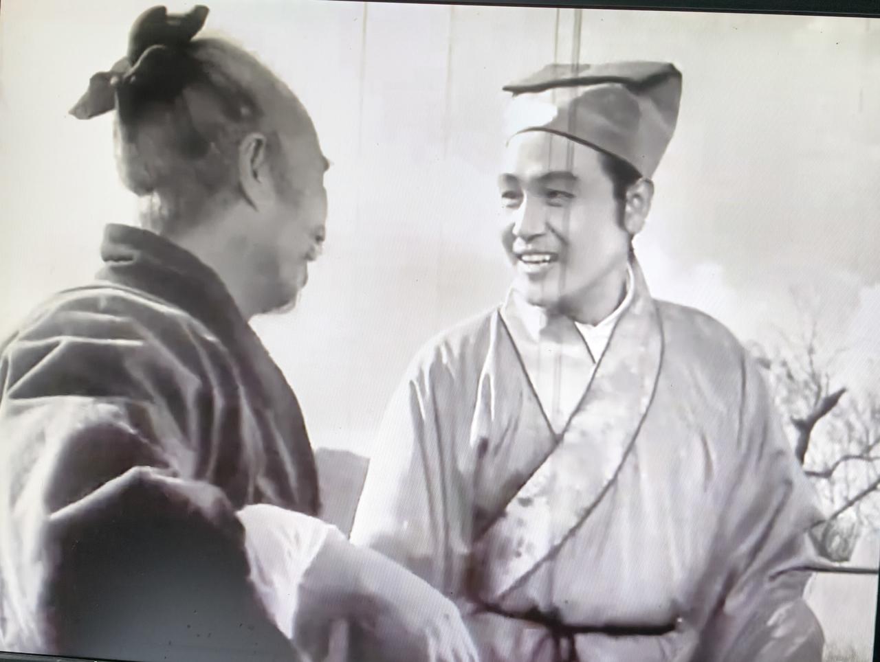 分享老电影演员旧照片一直往西别走差，遇见牌坊往右斜。石板桥头一栁树，扁舟一叶是我