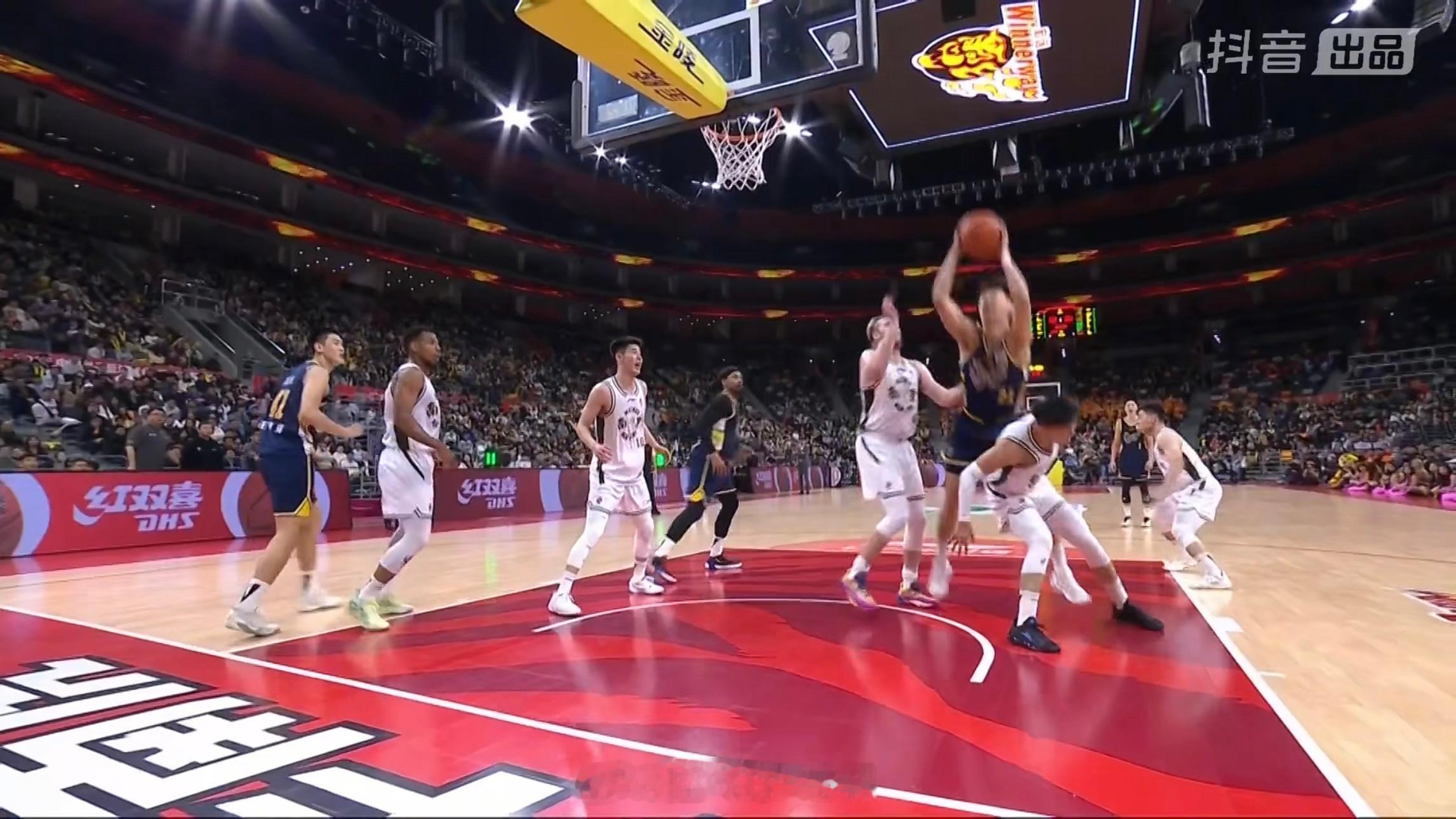 张昊作用显著，一个篮板球，一个抢断，进步挺大的