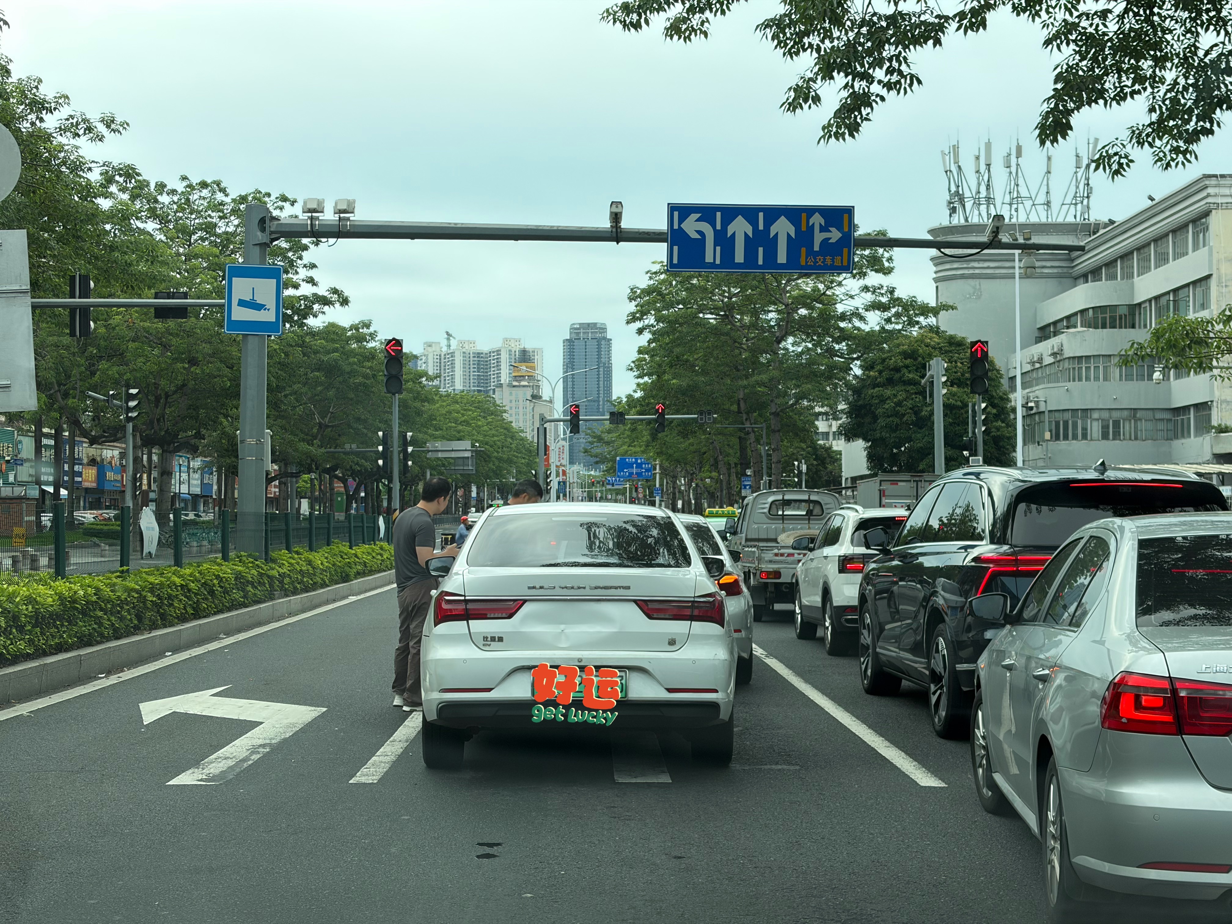难不成出门还要挑黄历？办个解押，甲方执照上月变更，重跑一趟。出门左拐，连续两起追