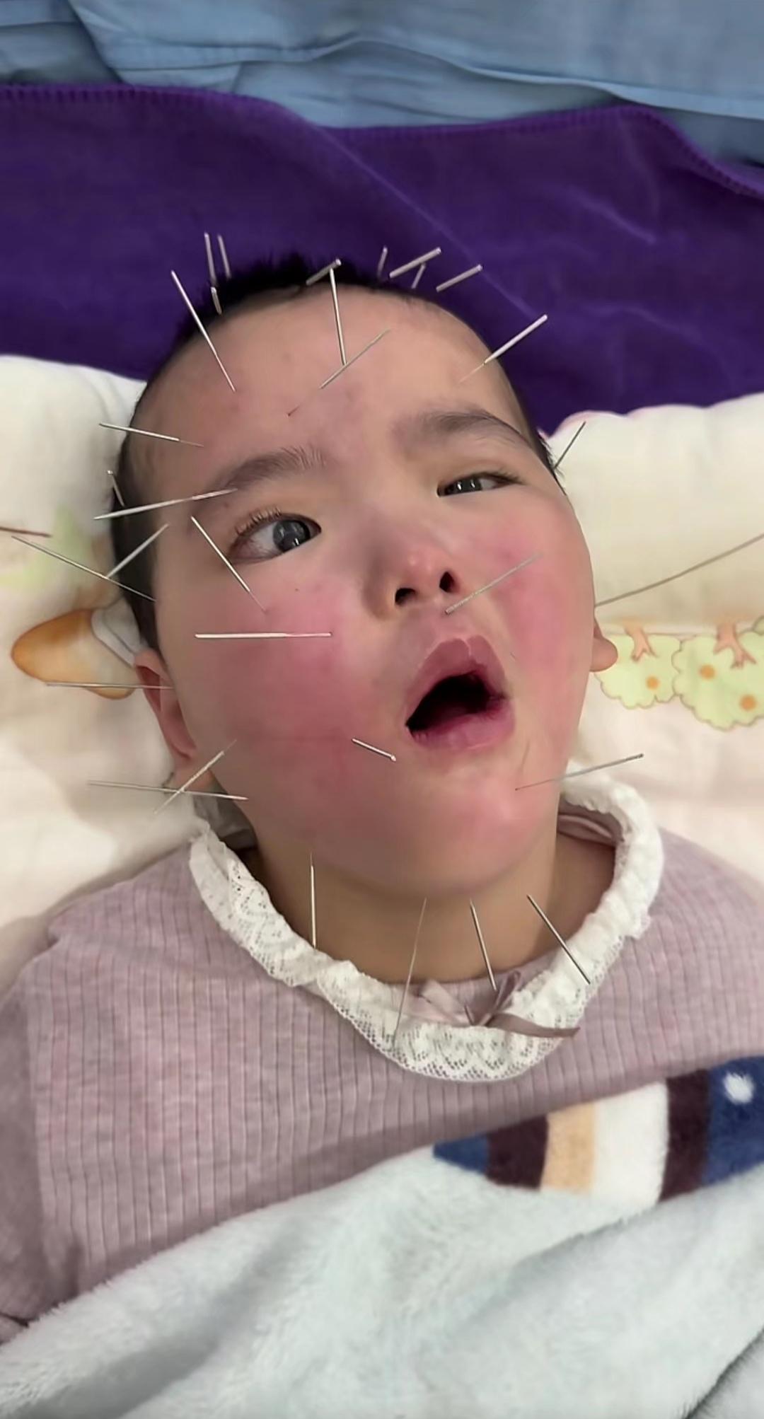 留一个女儿吧
昆明的广告牌轰然坠下的刹那，仿佛连天空都崩塌了！
一位妈妈领着6岁