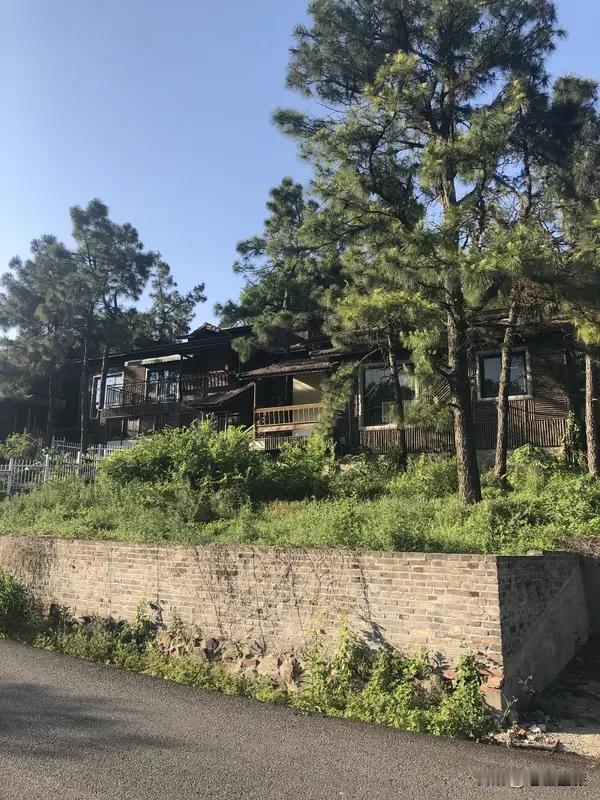 泉鹭山庄挺适合搞团建的。它在长沙县北山镇新中村尚德塘水库风景区，离长沙市区才15