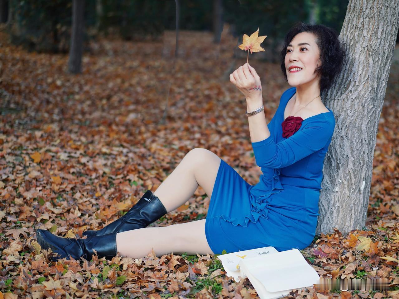 #可以分享一张秋景树叶的照片吗#
当秋风轻拂过林间，一片片秋叶仿佛被赋予了生命，