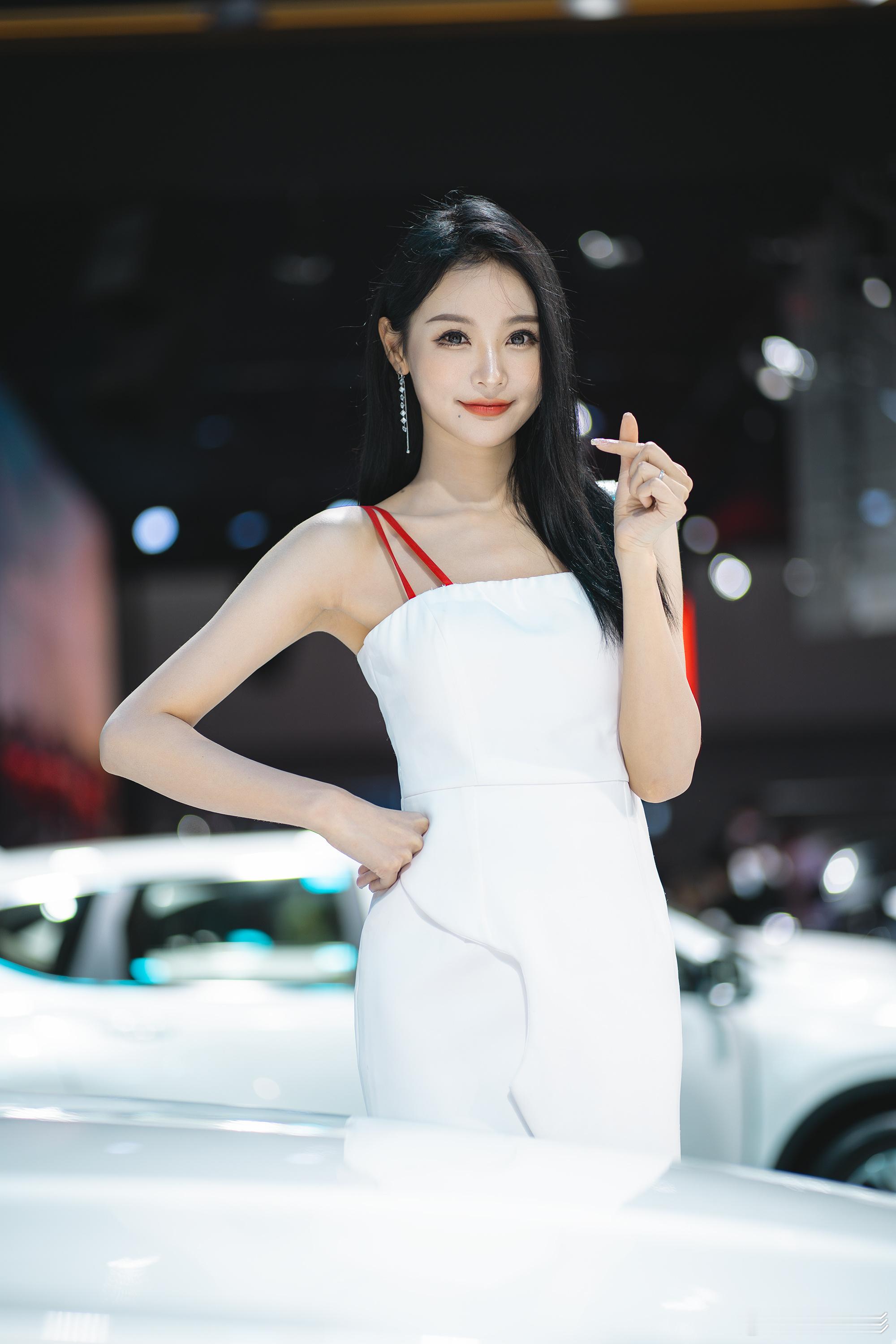 这位笑容甜美的车模小姐姐，好看吗？模特：未闻芳名活动：广州国际车展 