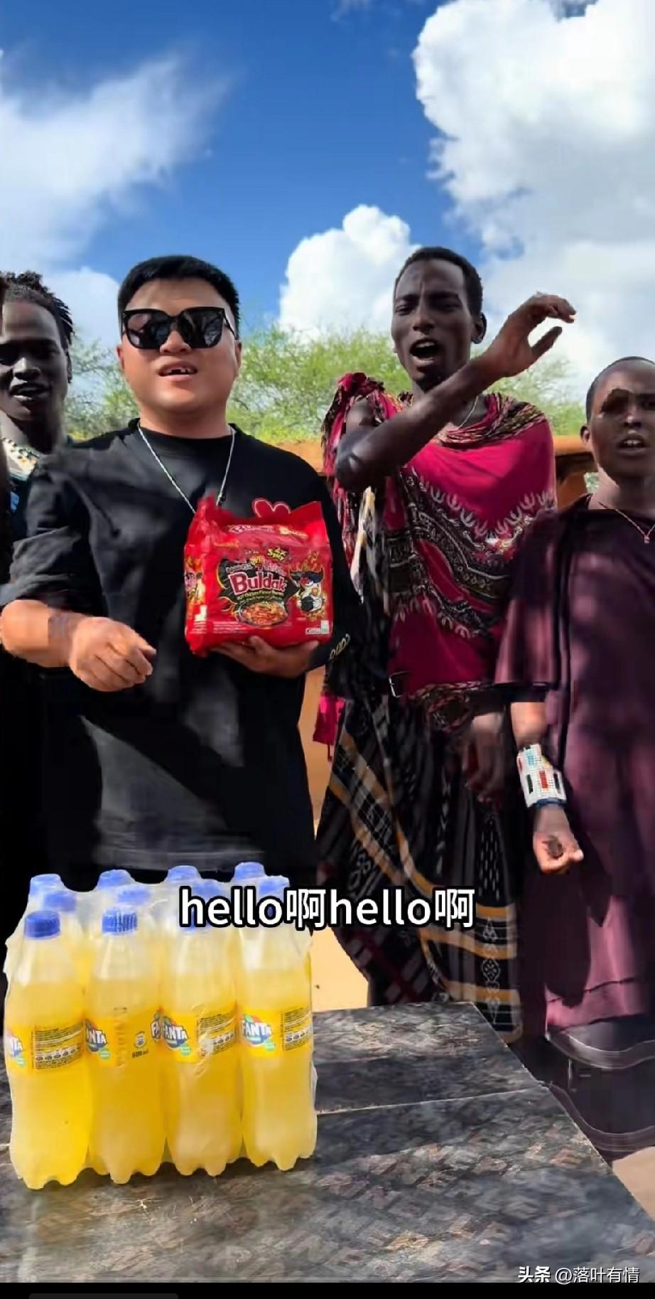 东北博主去非洲体验生活
而且还深入了自己员工的部落，
邀请部落的人参加火鸡面大挑