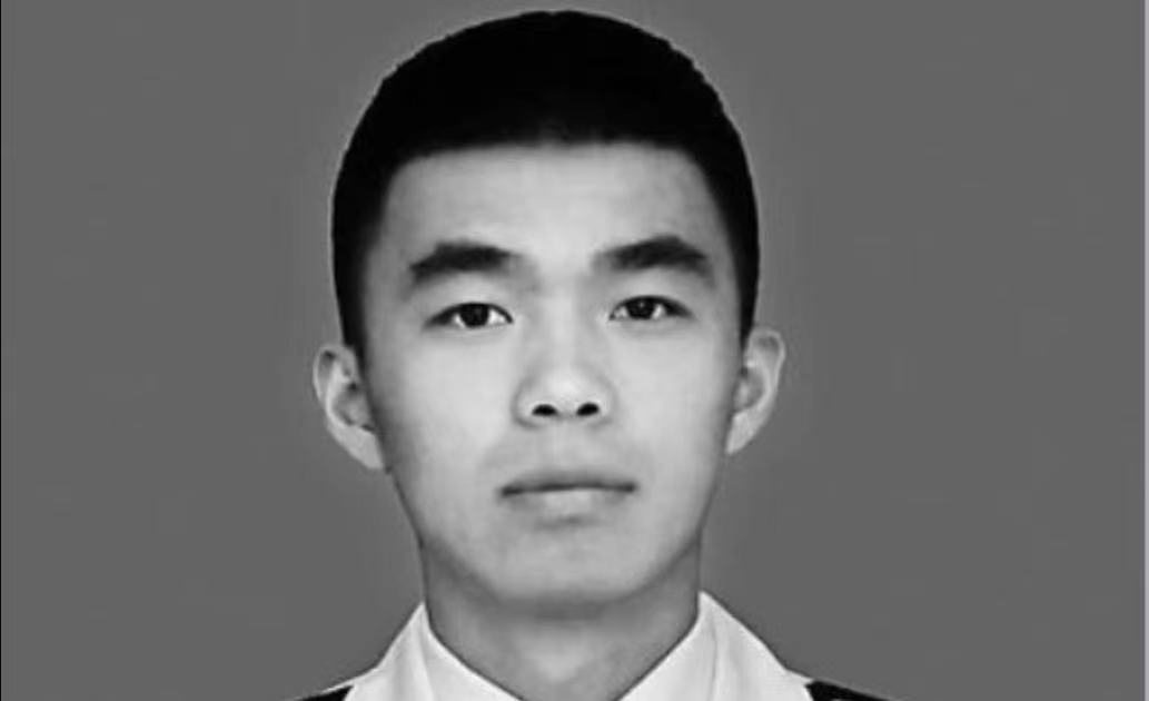 海军飞行员鲁朋飞，于2015年5月13日，在一次飞行训练中，飞机在空中突发重大险