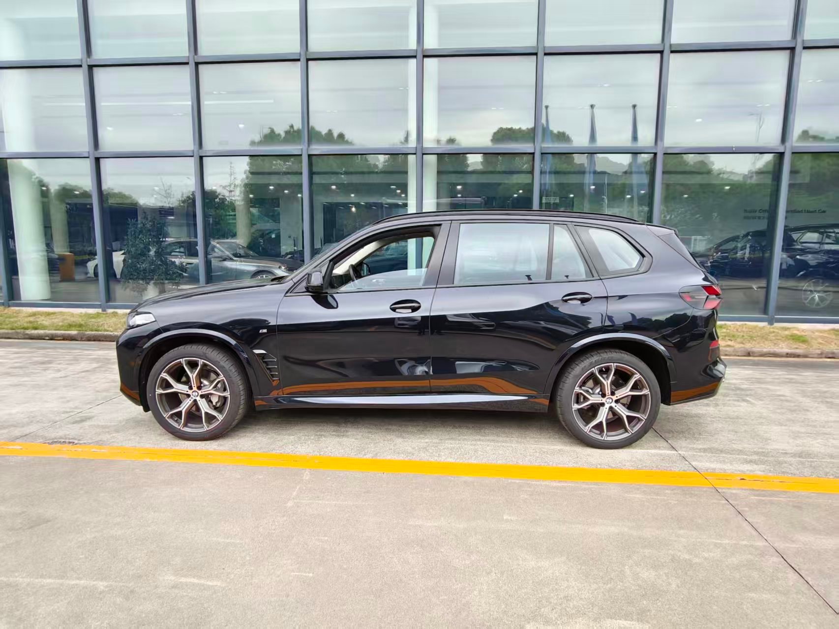 退役试驾车车型：X5 30Li尊享M运动指导价645000元外观内饰：炭黑/红里