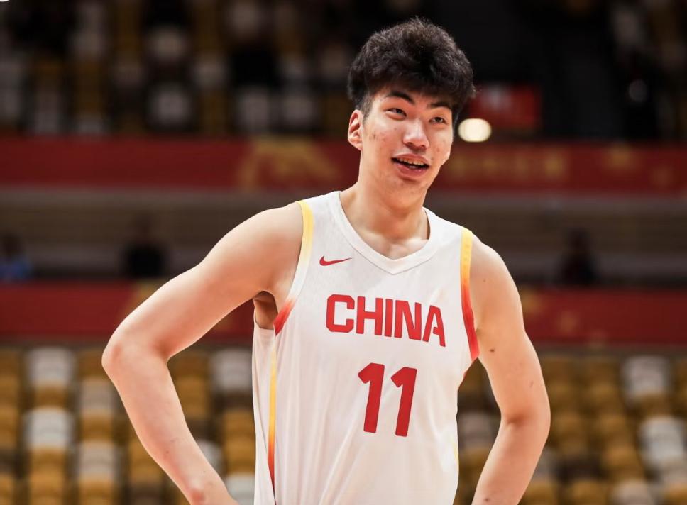 内线只剩两人轮换！余嘉豪缺席三场热身，男篮世预赛内线够用吗？

    海口团结
