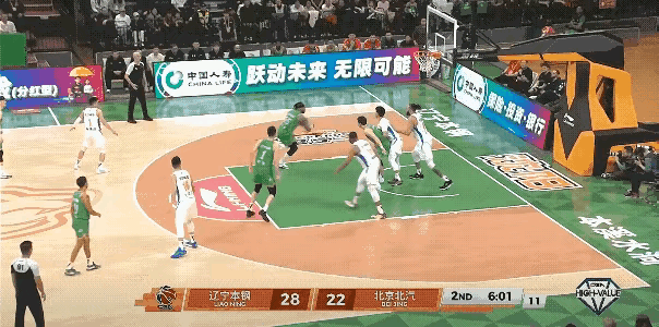 莫兰德单打麦基，一个假动作轻松把麦基骗起，然后打板得分。
而麦基则是栽了一个大跟