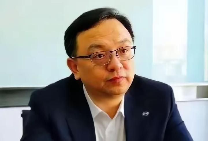 王传福曾坦言，自己高中回家要生活费时，嫂子张秀菊把家里翻了个底朝天，兜里却只剩几