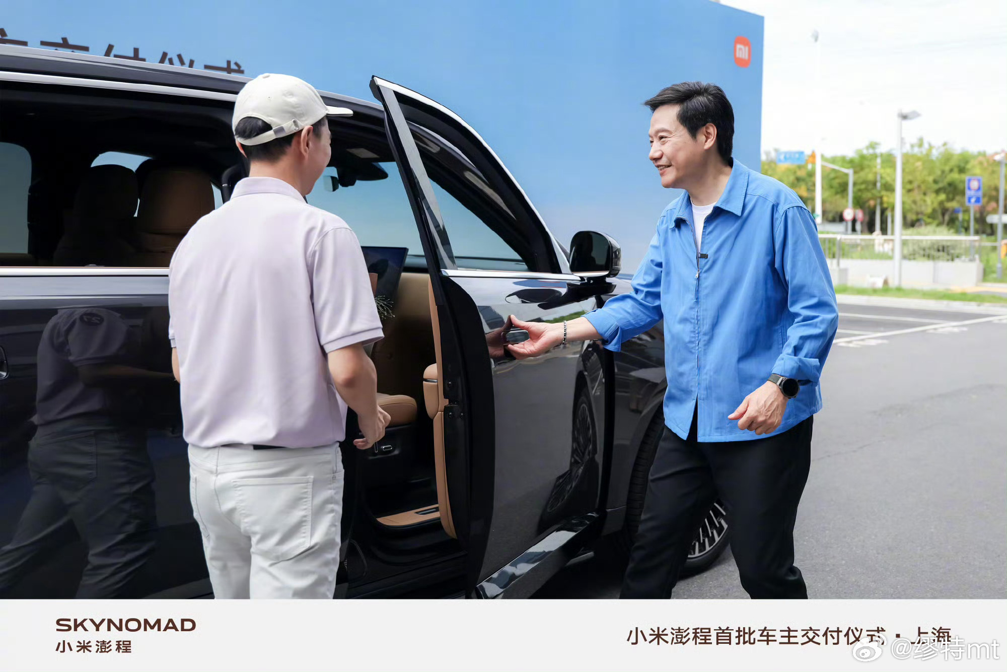 雷军为上海澎程车主交车上海首批小米澎程交付，雷总再次亲自到了现场，真的是劳模。今