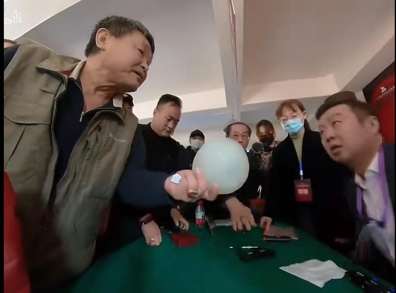 老头拿个玻璃碗，
非让专家说玉的。
鉴定不成发脾气，
恼羞成怒地质疑。
国宝帮里