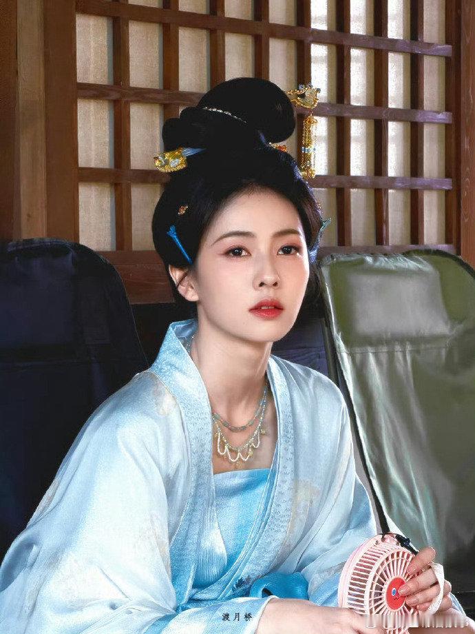 白鹿叶璃杀青快乐四宫格白鹿叶璃杀青了 从开机到杀青，白鹿陪伴叶璃走过一段完整旅程