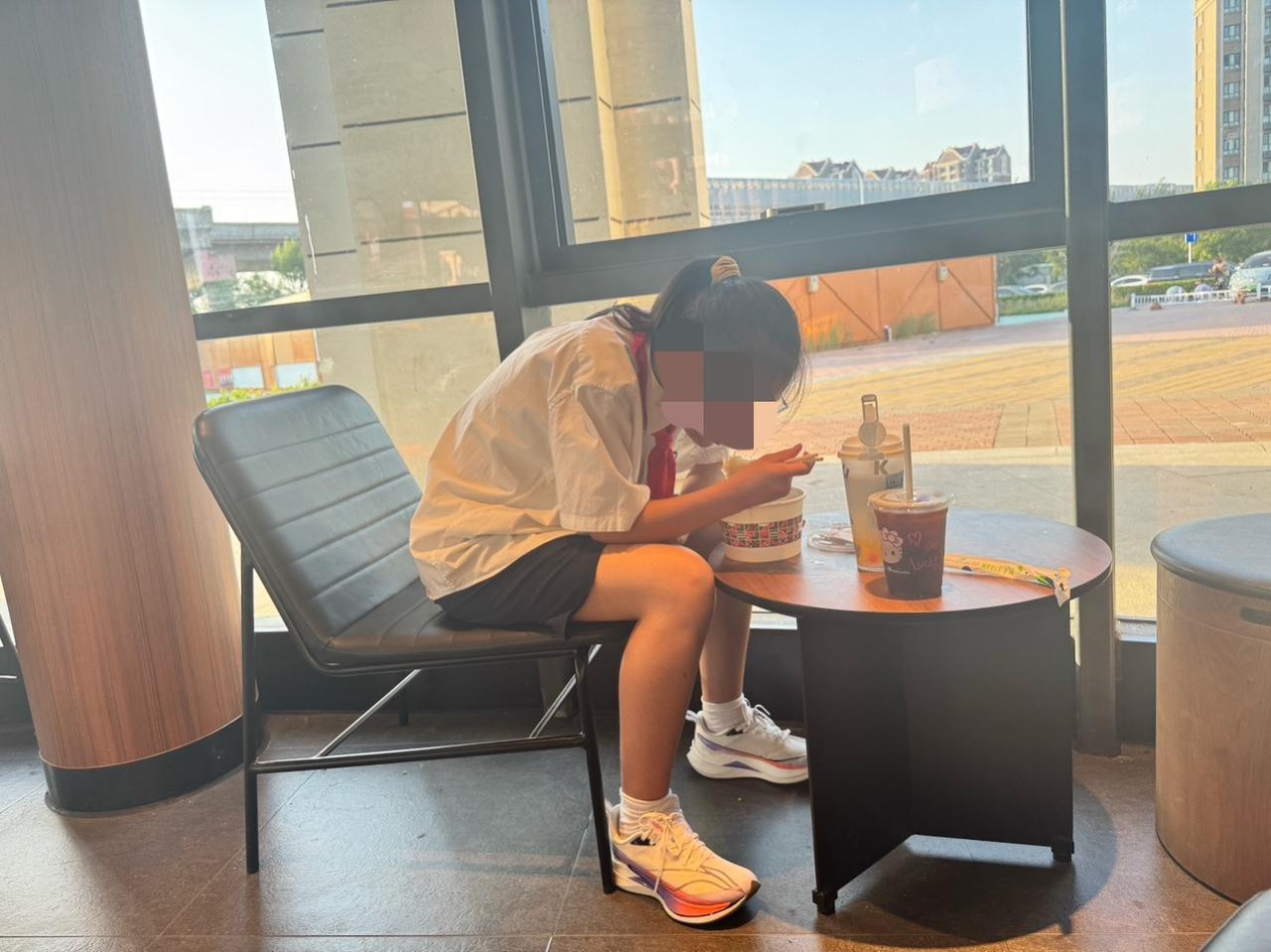 今天自媒体收益20块，孩子一顿饭给我造没了，还得倒贴好多。自己不挣钱的时候随便花