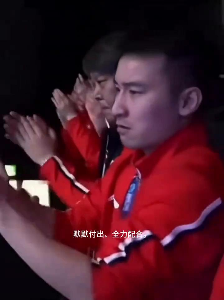 赛场之上，他是兢兢业业的陪练，默默付出、全力配合，为队友筑牢后盾；看台之中，他是
