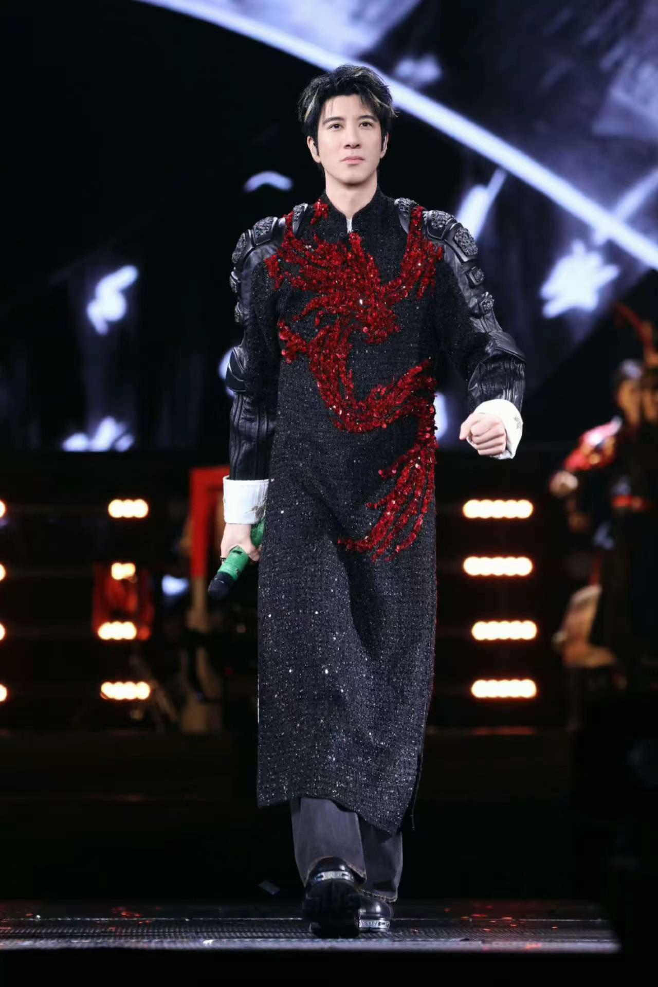 挑染头发的力宏太帅了。（图来自微博