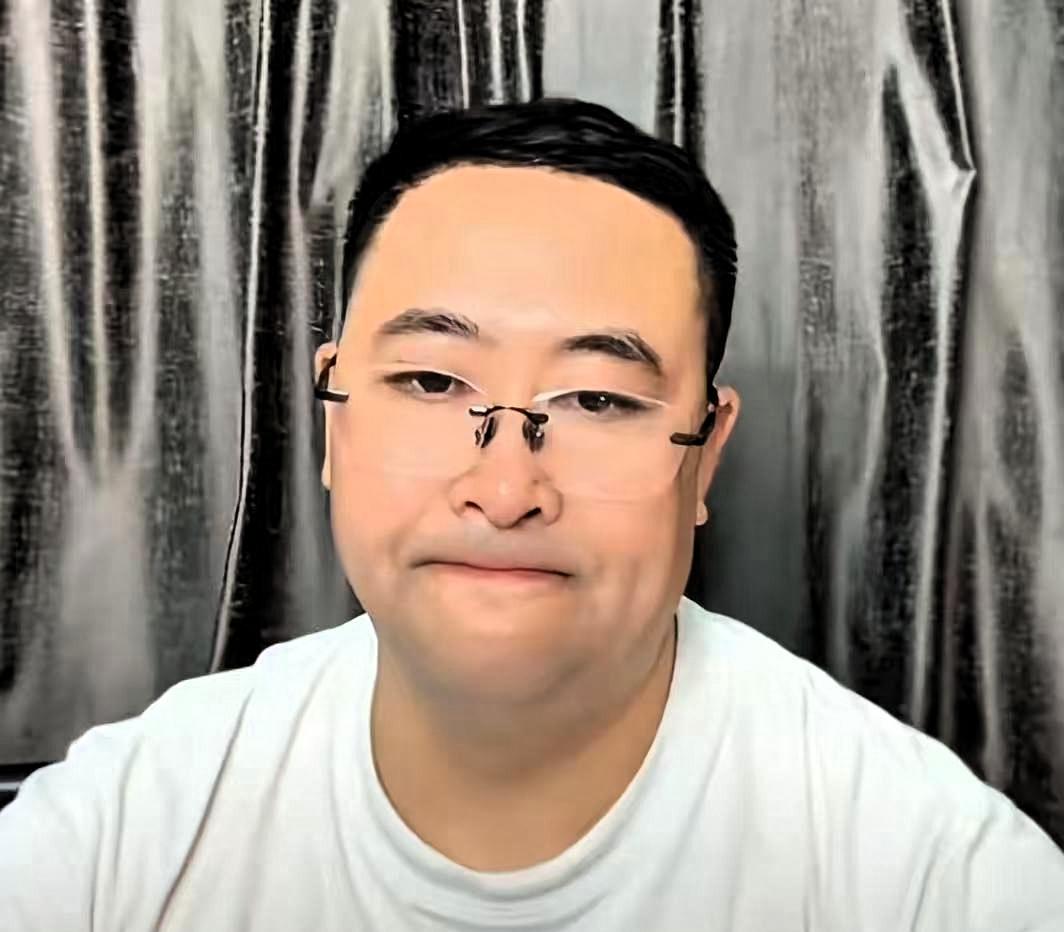 关键节点从不缺席，老杨的陪伴远比高调发声更有力量。

三拒绝案一审驳回后，不少人