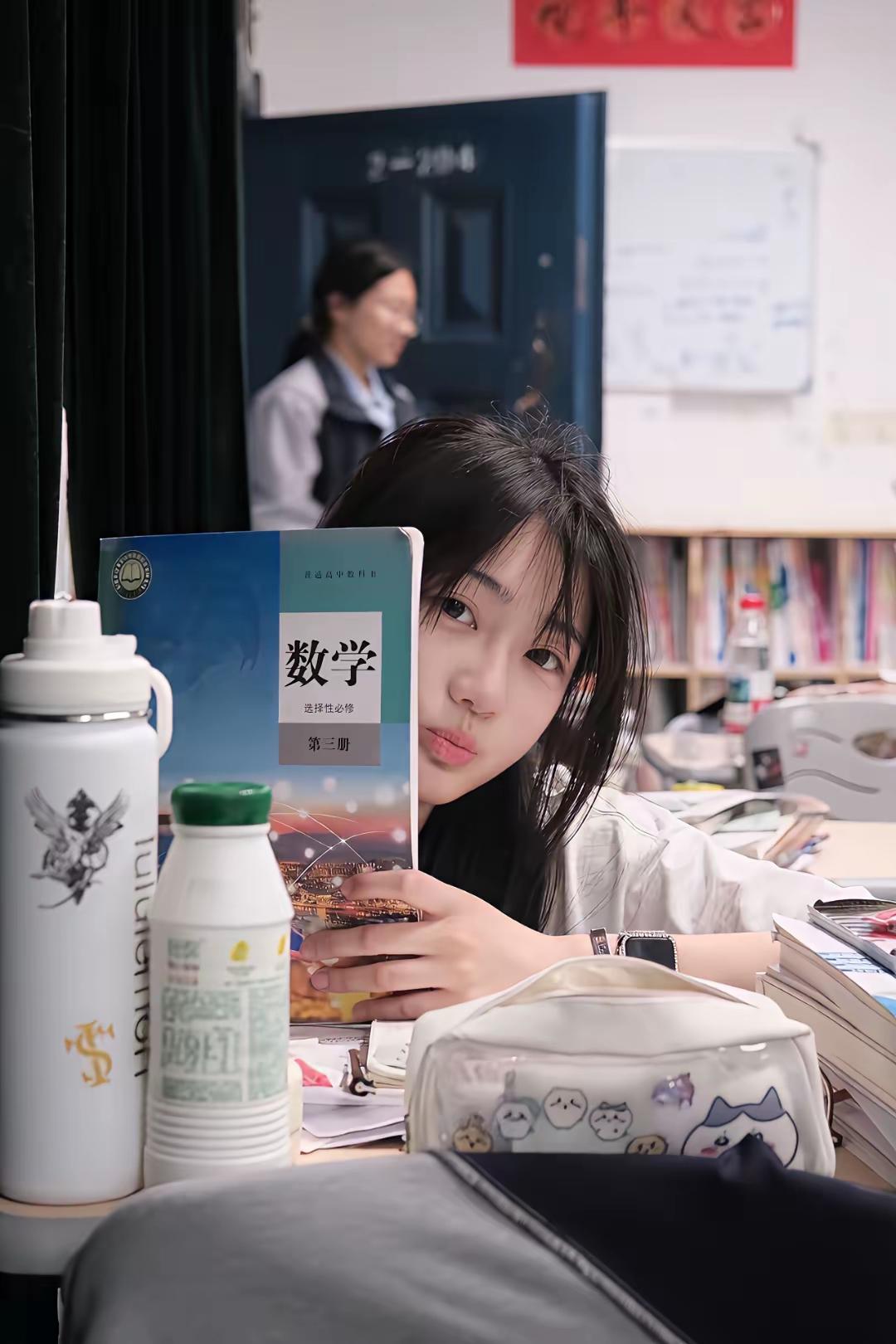 学生在教室里认真学习数学。 数学学习秘诀 数学学习困境 娃学数学 我在学数学 数