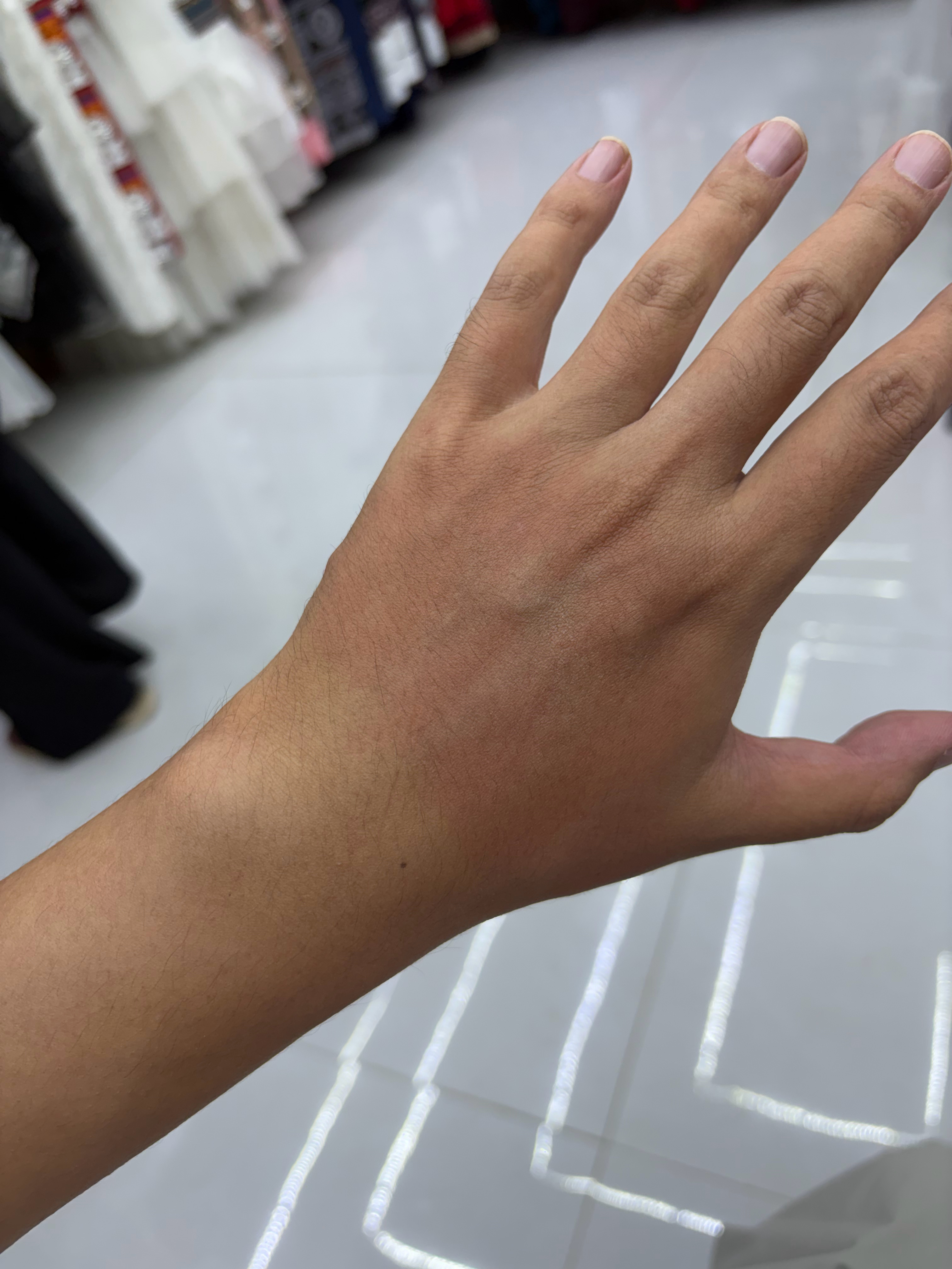 上午玩浆板 哪都做了防晒就手上没做结果…… 