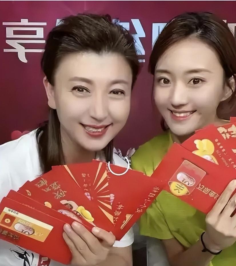 那年闫学晶晒红包，儿子儿媳晒幸福，三张照片诉说着阖家欢乐。