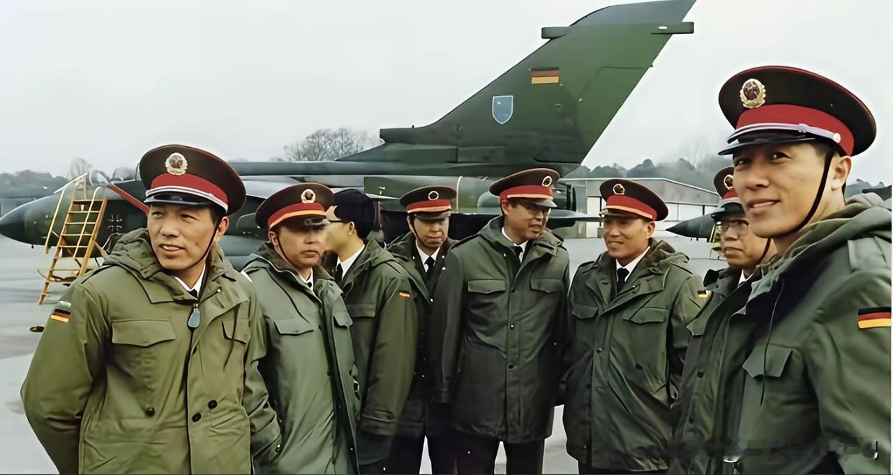 中国军人穿德国军队的冲锋衣!
这张照片拍摄于1989年，后面的是一架“狂风”战斗