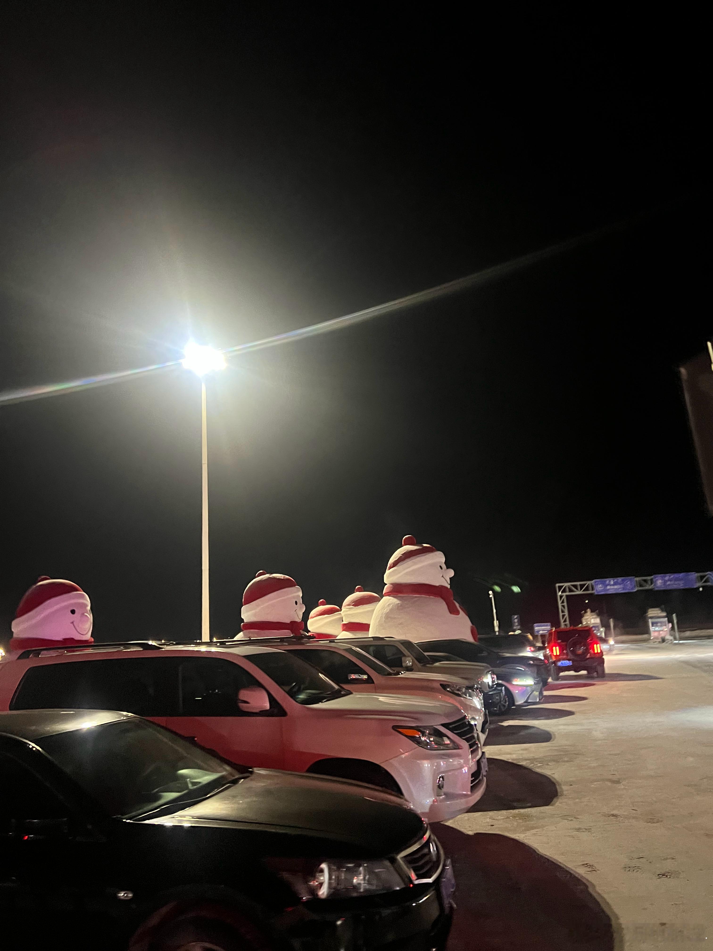 今年海拉尔机场的雪人尤其憨厚可爱 呼伦贝尔·呼伦贝尔海拉尔机场