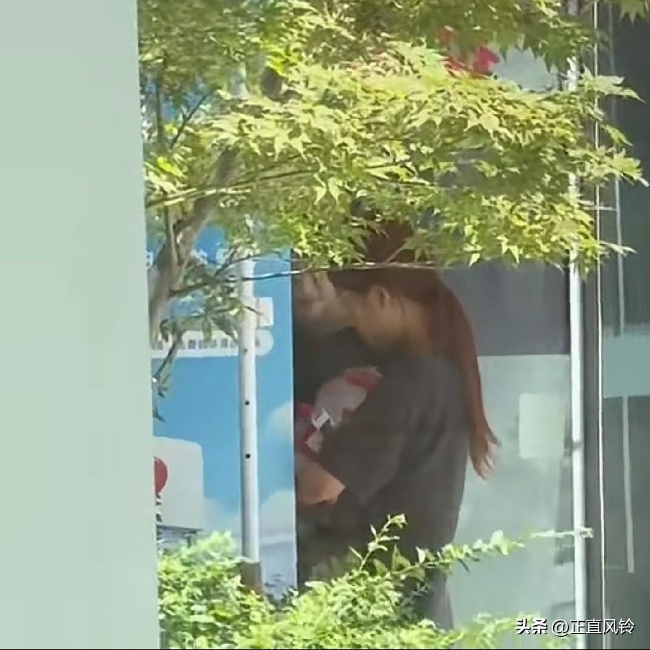 爱心冰箱专供酷暑户外工作者，
两女子随意大批量拿取，
这样做真的合适吗?
这事发