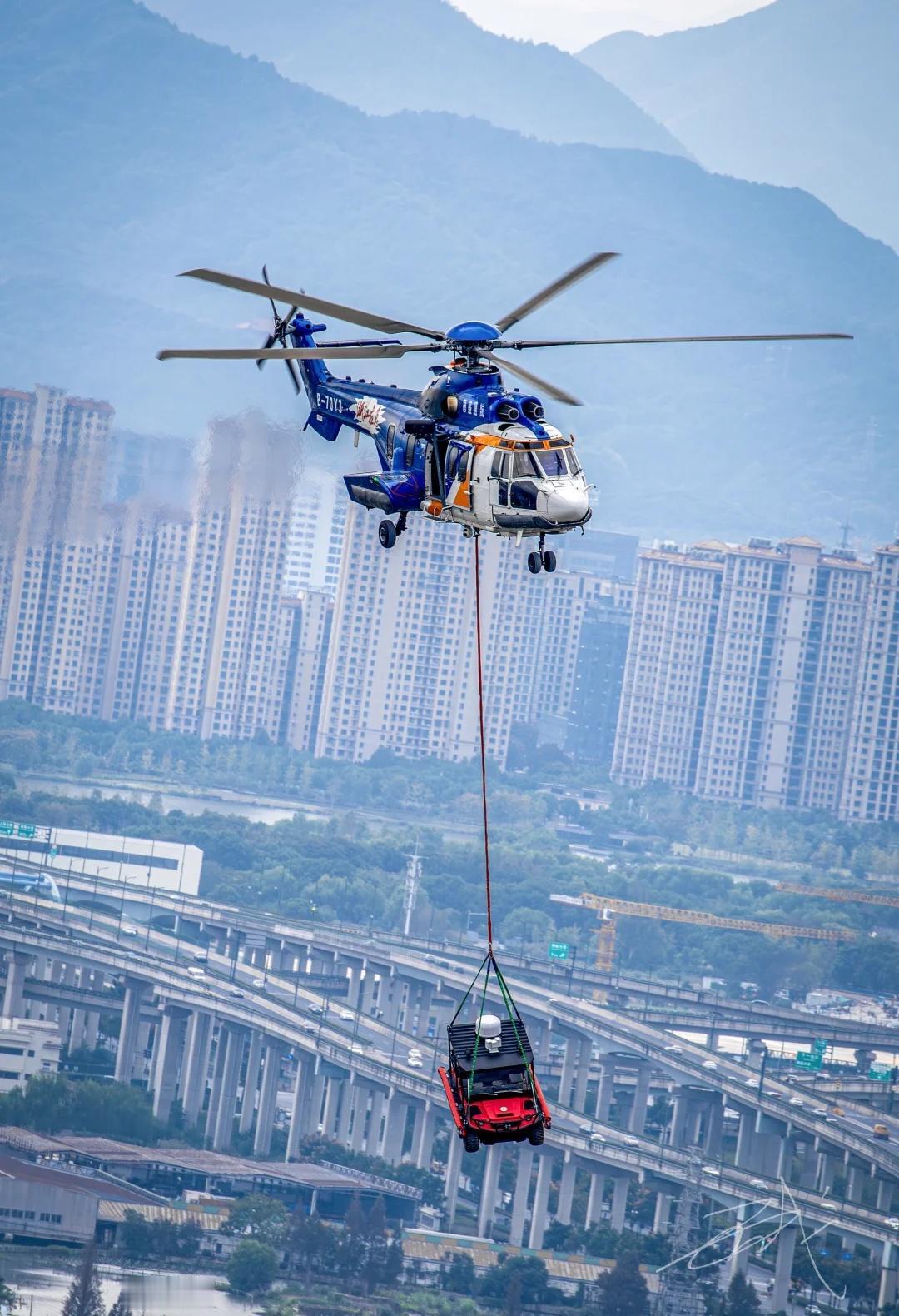 EC225外吊挂特种设备🎬
空对空拍摄ec225直升机
直升机 飞行员的日常 