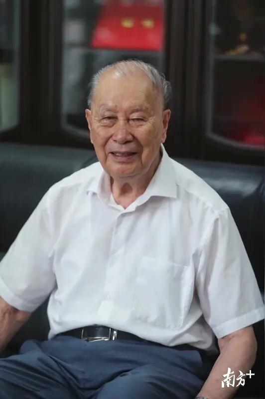 钟世镇，今年104岁，南方医科大学教授，中国现代临床解剖学奠基人。
      