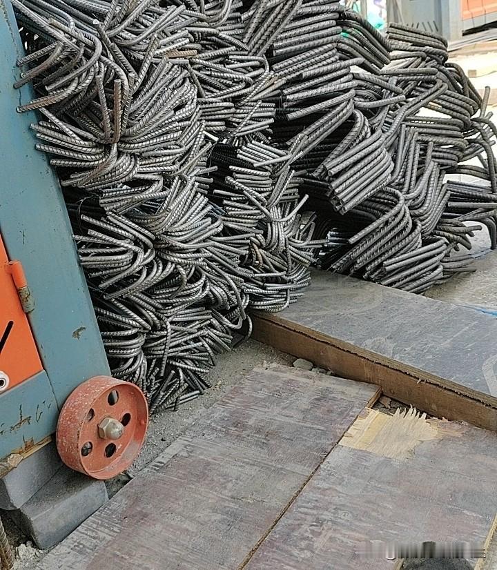 在工地上干钢筋工的师傅们，你们发现了吗？干的快的和干的快在一块搭班干活。干的慢的