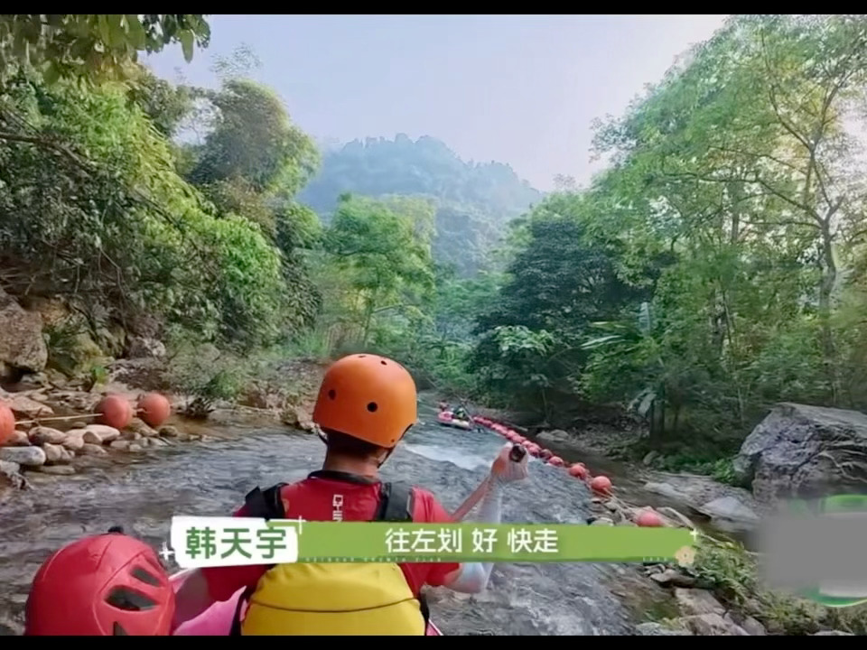 上次陪敖子逸划船的人还是丁程鑫同船泛舟的回忆刻在过往，再次划船行经相近水湾，短暂