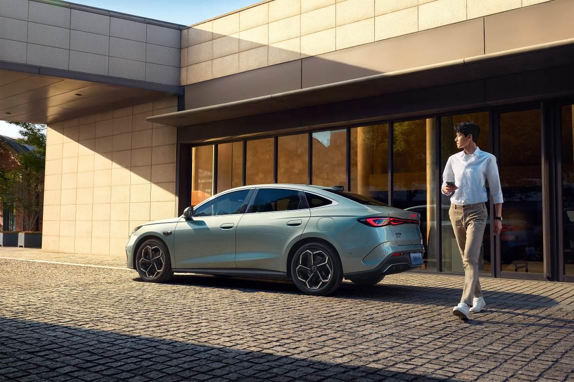 210km续航+旗舰配置下放，比亚迪海豹双车改写插混家轿规则。就在今天，比亚迪海