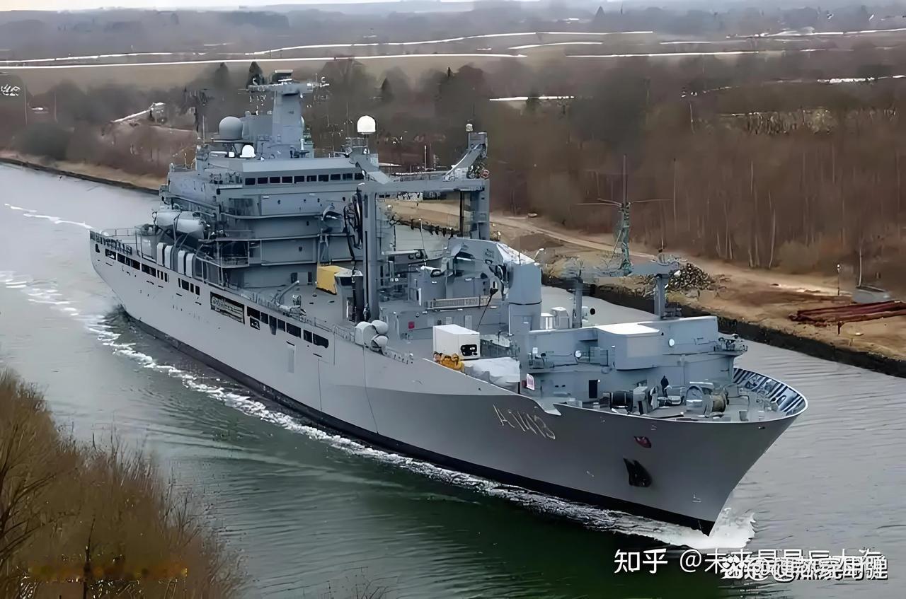 德国“柏林”级（702型）综合补给舰
“柏林”级是德国海军现役的主力综合补给舰，