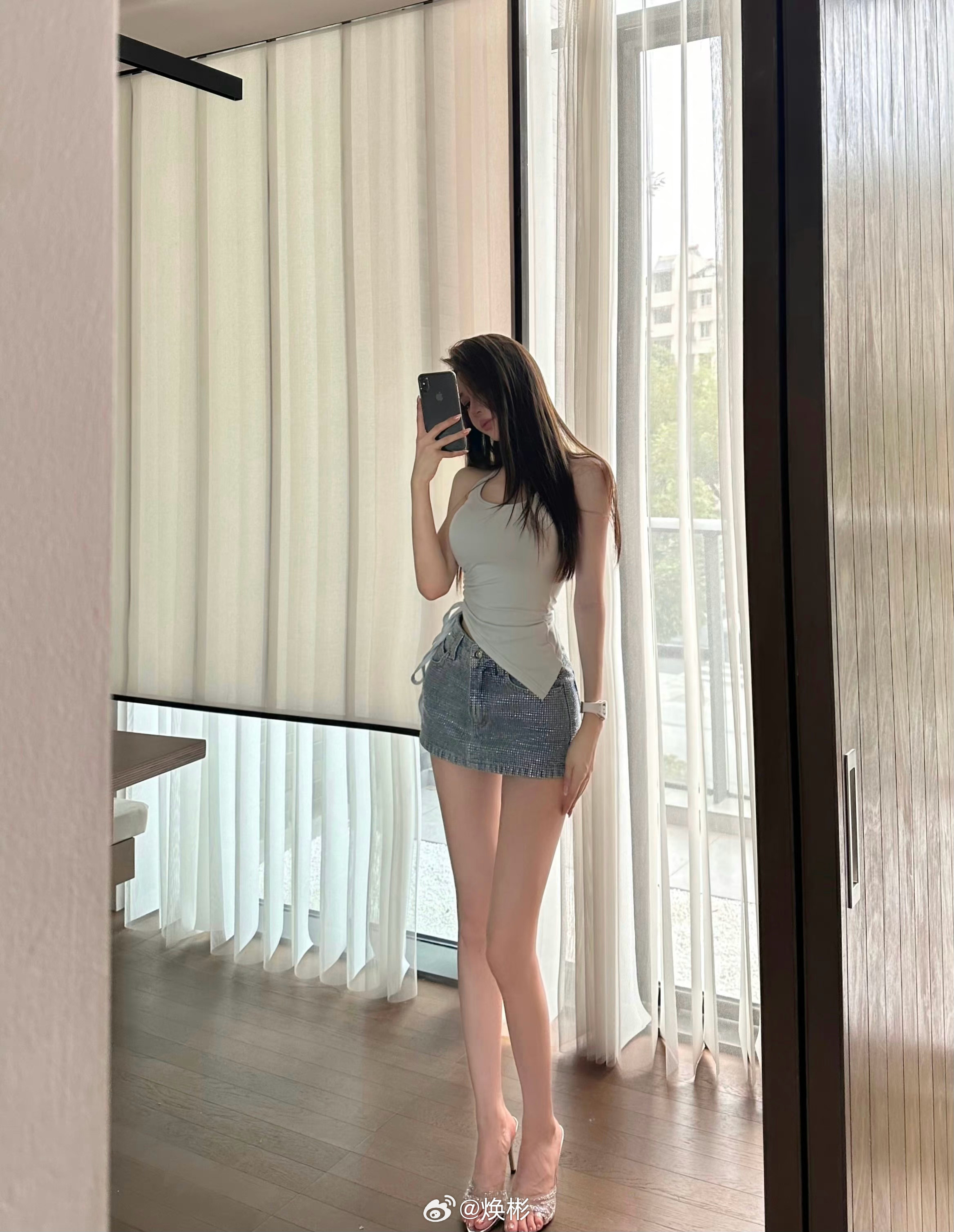 刷到一个好看的小姐姐还在用iPhone Xs。 ​​​