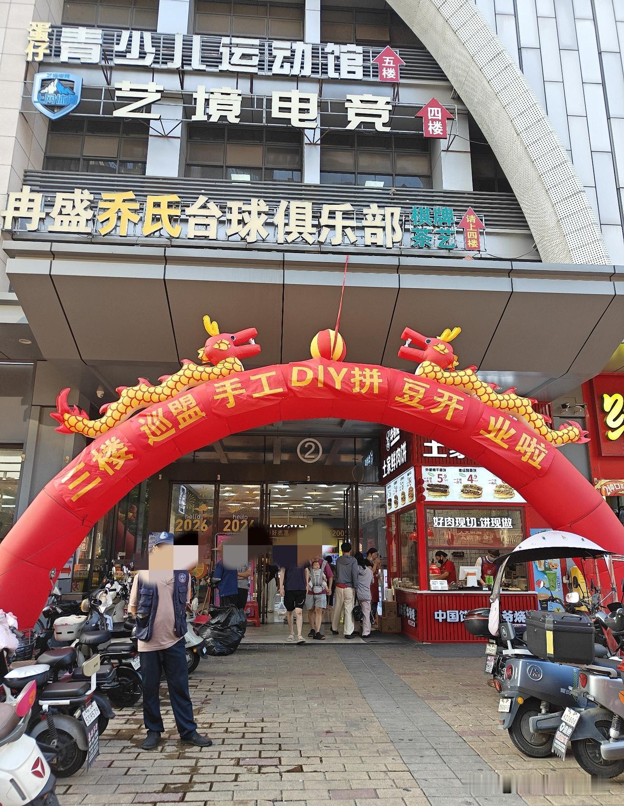 碰到嘲笑我们家买大亚湾的前女同事。
早上去超市买菜时，碰到一个前女同事，好奇她来
