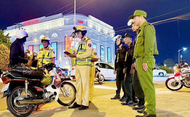 越南安江交警查车，交警 治安警 特警全出动