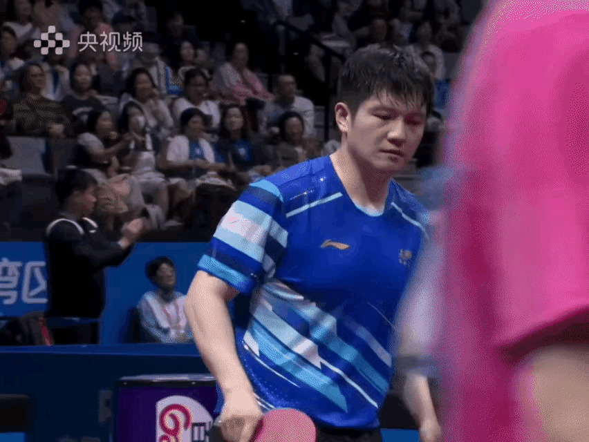 樊振东就是个技术痴呀，
和周雨打着打着，
突然在脚步上有点心得，
当场就练习起来