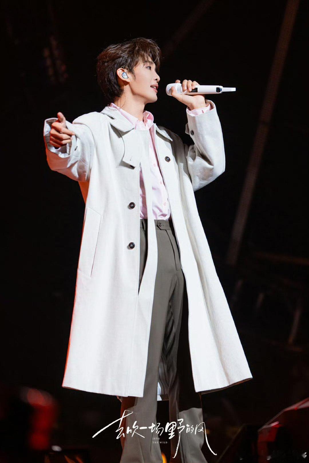 王赫野居然把深V缝成了小V 谁懂啊！王赫野把深V缝成小V，守男德的样子又可爱又搞